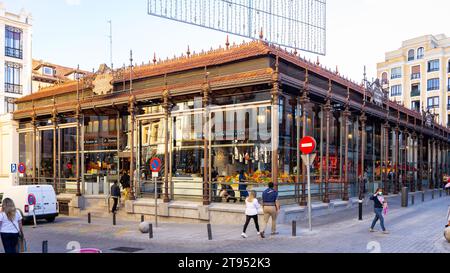 Madrid, Spanien, 09.10.21. Der Mercado de San Miguel (San Miguel Markt) berühmte Eisen- und Glasgebäude mit Menschen zu Fuß. Stockfoto