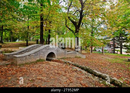 In den Averofeios Kipos (Averofeios Kipos) in der Herbstsaison in Metsovo, in der Bergregion Epirus, Nordgriechenland, Europa. Stockfoto