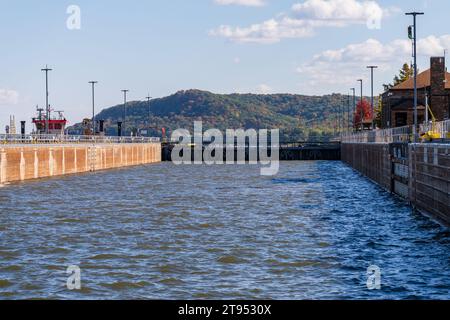 Wir segeln in die Schleuse und den Damm 12 auf dem Upper Mississippi in der Nähe von Hannibal Missouri im Herbst Stockfoto