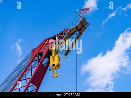 Details von Kabeln und Zahnrädern des schweren Industriekranauslegers am Mississippi Stockfoto