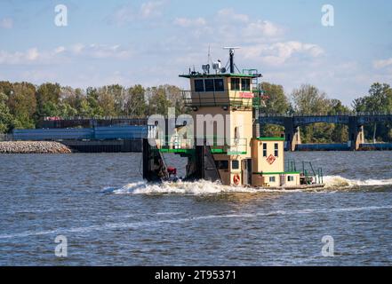 Hannibal, MO - 20. Oktober 2023: Schlepper Sir Randall verlässt Lock und Dam No 12 auf dem Upper Mississippi bei Hannibal in Missouri Stockfoto