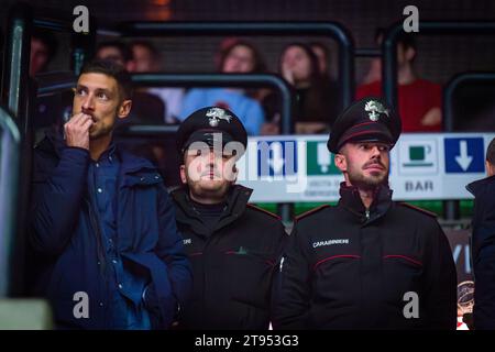 Treviso, Treviso, Italien. November 2023. Carabinieri während des LVF Serie A1 2023/24 Volleyballspiels zwischen Prosecco Doc Imoco Conegliano und Roma Volley Club im Palaverde Stadion in Treviso, Italien. (Kreditbild: © Alberto Gardin/ZUMA Press Wire) NUR REDAKTIONELLE VERWENDUNG! Nicht für kommerzielle ZWECKE! Stockfoto