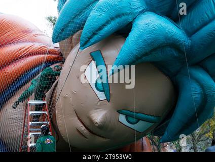 New York, Usa. November 2023. Die Arbeiter neigen zum teilweise aufgeblähten Goku-Ballon am Vorabend der 97. Macy's Thanksgiving Day Parade in New York City am Mittwoch, den 22. November 2023. Die Parade begann 1924 und verband sie mit der zweitältesten Thanksgiving-Parade in den Vereinigten Staaten mit der amerikanischen Thanksgiving-Parade in Detroit. Foto: John Angelillo/UPI Credit: UPI/Alamy Live News Stockfoto