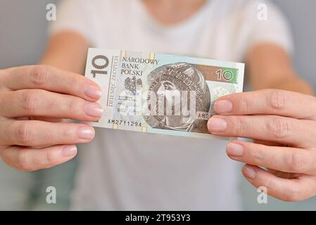 Polnisches Geld in der Hand einer Frau. Stockfoto