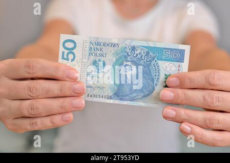 Polnisches Geld in der Hand einer Frau. Stockfoto