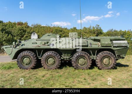 Ein gepanzerter Personalträger BTR-80 in grüner Tarnung Stockfoto