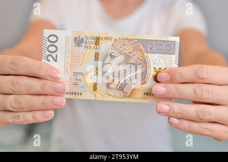 Polnisches Geld in der Hand einer Frau. Stockfoto