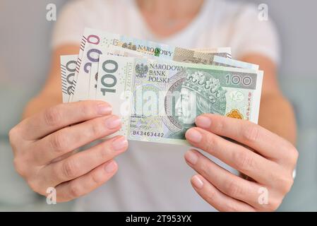 Polnisches Geld in der Hand einer Frau. Stockfoto
