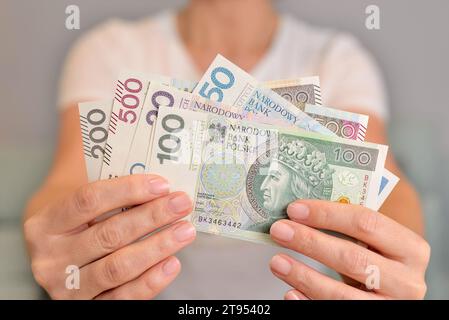 Polnisches Geld in der Hand einer Frau. Stockfoto