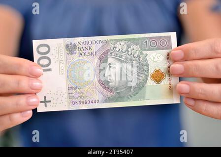 Polnisches Geld in der Hand einer Frau. Stockfoto