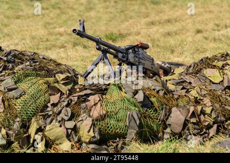 Sowjetisch gefertigte PK-Maschinenpistole und Tarnnetze. Kalaschnikows Maschinengewehr Stockfoto