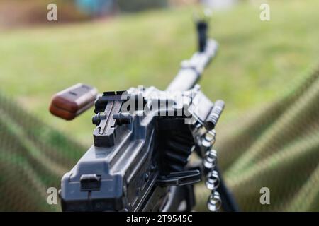 Sowjetisch gefertigte PK-Maschinenpistole und Tarnnetze. Kalaschnikows Maschinengewehr Stockfoto