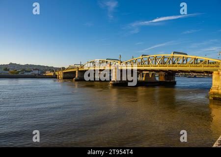 Die Rochester Road Bridge über den Fluss Medway bei Sonnenuntergang, Rochester Kent. Stockfoto