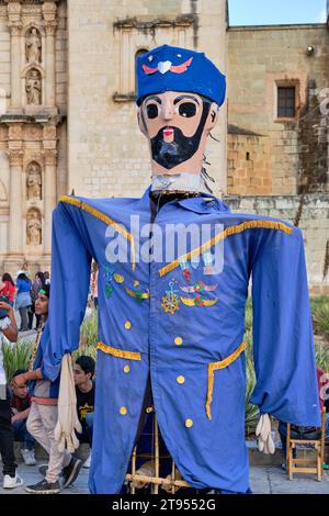 Riesige Marionette als dekorierter Seemann vor der Kirche Santo Domingo. Oaxaca, Mexiko. Stockfoto
