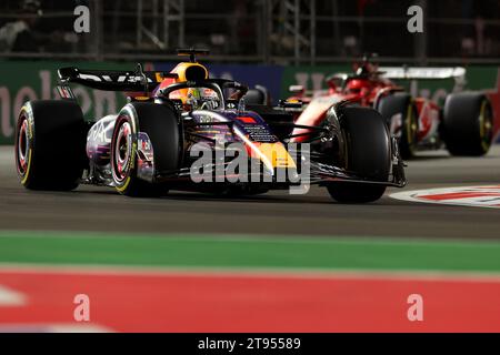 November 2023; Las Vegas, Nevada, USA. F1 Grand Prix der USA, Las Vegas; Renntag; Max Verstappen von Red Bull vor Charles Leclerc von Ferrari in Kurve 1 Stockfoto