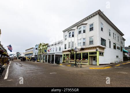 Hauptstraße auf Mackinac Island. Motorisierte Fahrzeuge wurden 1898 auf Mackinac Island verboten, so dass Fahrräder und Pferde bis heute die wichtigsten Transportmittel sind. Die Insel mit ihren restaurierten Fort, Pferdestallungen und Fudge Stores ist die Touristenattraktion Nr. 1 in Michigan. Doud's Market ist Amerikas ältestes Lebensmittelgeschäft. Mackinac Island, Michigan, Usa Stockfoto