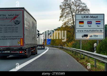 Hinweisschild auf die LKW-Maut, an der A40, kurz hinter der Deutsch-Niederländischen Grenze bei Niederdorf, NRW, Deutschland, LKW-Maut *** Lkw-Mautschild, auf der A40, kurz nach der deutsch-niederländischen Grenze bei Niederdorf, NRW, Deutschland, Lkw-Mautgutschrift: Imago/Alamy Live News Stockfoto