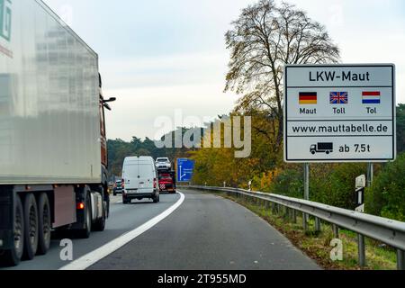 Hinweisschild auf die LKW-Maut, an der A40, kurz hinter der Deutsch-Niederländischen Grenze bei Niederdorf, NRW, Deutschland, LKW-Maut *** Lkw-Mautschild, auf der A40, kurz nach der deutsch-niederländischen Grenze bei Niederdorf, NRW, Deutschland, Lkw-Mautgutschrift: Imago/Alamy Live News Stockfoto