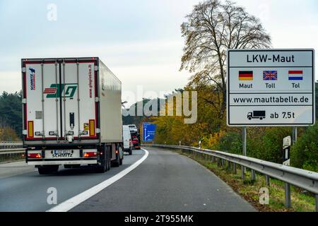 Hinweisschild auf die LKW-Maut, an der A40, kurz hinter der Deutsch-Niederländischen Grenze bei Niederdorf, NRW, Deutschland, LKW-Maut *** Lkw-Mautschild, auf der A40, kurz nach der deutsch-niederländischen Grenze bei Niederdorf, NRW, Deutschland, Lkw-Mautgutschrift: Imago/Alamy Live News Stockfoto