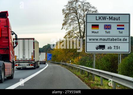 Hinweisschild auf die LKW-Maut, an der A40, kurz hinter der Deutsch-Niederländischen Grenze bei Niederdorf, NRW, Deutschland, LKW-Maut *** Lkw-Mautschild, auf der A40, kurz nach der deutsch-niederländischen Grenze bei Niederdorf, NRW, Deutschland, Lkw-Mautgutschrift: Imago/Alamy Live News Stockfoto