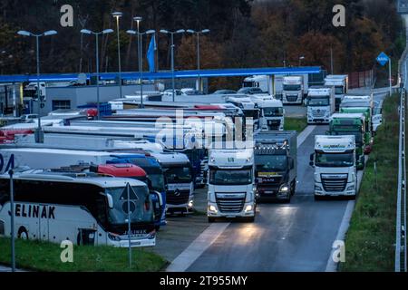 Rastplatz Ohligser Heide West, an der Autobahn A3, Fahrrichtung Köln, bei Solingen, volle LKW Parkplätze, NRW, Deutschland, Autobahn Rastplatz *** Rastplatz Ohligser Heide West, an der Autobahn A3, Richtung Köln, bei Solingen, volle LKW-Parkplätze, NRW, Deutschland, Rastplatz auf der Autobahn Credit: Imago/Alamy Live News Stockfoto