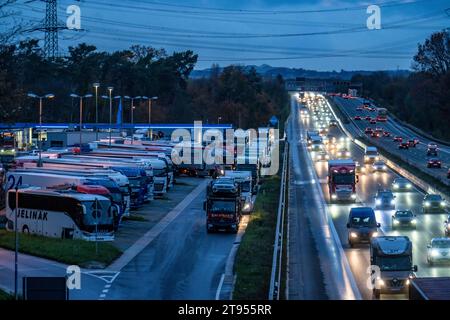 Rastplatz Ohligser Heide West, an der Autobahn A3, Fahrrichtung Köln, bei Solingen, volle LKW Parkplätze, NRW, Deutschland, Autobahn Rastplatz *** Rastplatz Ohligser Heide West, an der Autobahn A3, Richtung Köln, bei Solingen, volle LKW-Parkplätze, NRW, Deutschland, Rastplatz auf der Autobahn Credit: Imago/Alamy Live News Stockfoto