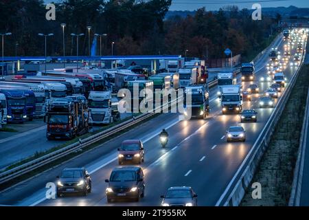 Rastplatz Ohligser Heide West, an der Autobahn A3, Fahrrichtung Köln, bei Solingen, volle LKW Parkplätze, NRW, Deutschland, Autobahn Rastplatz *** Rastplatz Ohligser Heide West, an der Autobahn A3, Richtung Köln, bei Solingen, volle LKW-Parkplätze, NRW, Deutschland, Rastplatz auf der Autobahn Credit: Imago/Alamy Live News Stockfoto