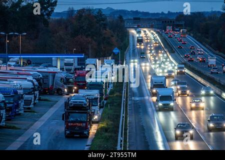 Rastplatz Ohligser Heide West, an der Autobahn A3, Fahrrichtung Köln, bei Solingen, volle LKW Parkplätze, NRW, Deutschland, Autobahn Rastplatz *** Rastplatz Ohligser Heide West, an der Autobahn A3, Richtung Köln, bei Solingen, volle LKW-Parkplätze, NRW, Deutschland, Rastplatz auf der Autobahn Credit: Imago/Alamy Live News Stockfoto