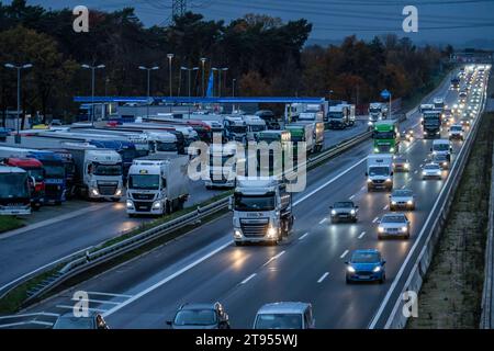 Rastplatz Ohligser Heide West, an der Autobahn A3, Fahrrichtung Köln, bei Solingen, volle LKW Parkplätze, NRW, Deutschland, Autobahn Rastplatz *** Rastplatz Ohligser Heide West, an der Autobahn A3, Richtung Köln, bei Solingen, volle LKW-Parkplätze, NRW, Deutschland, Rastplatz auf der Autobahn Credit: Imago/Alamy Live News Stockfoto