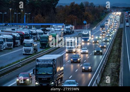 Rastplatz Ohligser Heide West, an der Autobahn A3, Fahrrichtung Köln, bei Solingen, volle LKW Parkplätze, NRW, Deutschland, Autobahn Rastplatz *** Rastplatz Ohligser Heide West, an der Autobahn A3, Richtung Köln, bei Solingen, volle LKW-Parkplätze, NRW, Deutschland, Rastplatz auf der Autobahn Credit: Imago/Alamy Live News Stockfoto