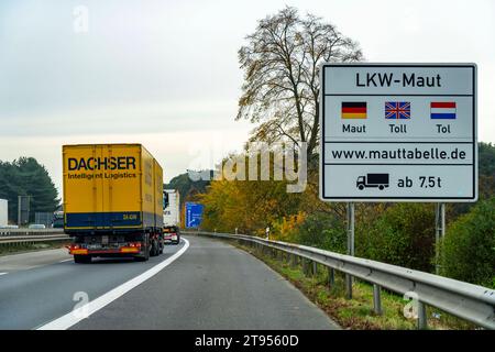 Hinweisschild auf die LKW-Maut, an der A40, kurz hinter der Deutsch-Niederländischen Grenze bei Niederdorf, NRW, Deutschland, LKW-Maut *** Lkw-Mautschild, auf der A40, kurz nach der deutsch-niederländischen Grenze bei Niederdorf, NRW, Deutschland, Lkw-Mautgutschrift: Imago/Alamy Live News Stockfoto