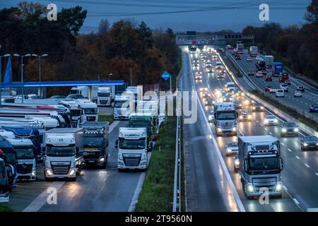 Rastplatz Ohligser Heide West, an der Autobahn A3, Fahrrichtung Köln, bei Solingen, volle LKW Parkplätze, NRW, Deutschland, Autobahn Rastplatz *** Rastplatz Ohligser Heide West, an der Autobahn A3, Richtung Köln, bei Solingen, volle LKW-Parkplätze, NRW, Deutschland, Rastplatz auf der Autobahn Credit: Imago/Alamy Live News Stockfoto