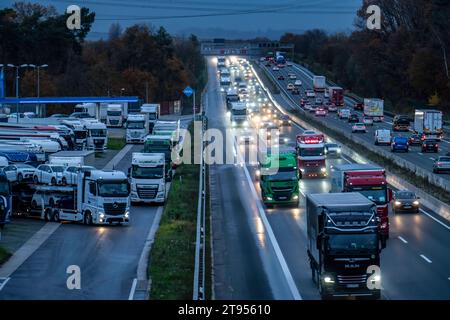 Rastplatz Ohligser Heide West, an der Autobahn A3, Fahrrichtung Köln, bei Solingen, volle LKW Parkplätze, NRW, Deutschland, Autobahn Rastplatz *** Rastplatz Ohligser Heide West, an der Autobahn A3, Richtung Köln, bei Solingen, volle LKW-Parkplätze, NRW, Deutschland, Rastplatz auf der Autobahn Credit: Imago/Alamy Live News Stockfoto