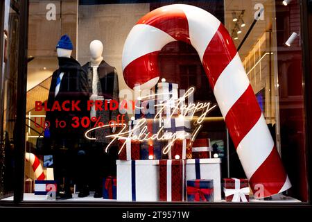 London, Großbritannien. November 2023. Rabattnotiz für bevorstehende Black Friday Sale wird am Schaufenster eines Bekleidungsgeschäfts in der Reagent Street, London, angezeigt. Einzelhändler in Central London werben für Black Friday Rabatte auf ihre Geschäfte, um den Verkauf vor den Feiertagen im Dezember zu steigern. Bundeskanzler Jeremy Hunt enthüllt heute im britischen Parlament seine Herbsterklärung, um die Wirtschaft anzukurbeln, nachdem die britische Inflation im Oktober auf 4,6 % gefallen ist. (Foto: Hesther ng/SOPA Images/SIPA USA) Credit: SIPA USA/Alamy Live News Stockfoto