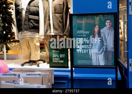 London, Großbritannien. November 2023. Rabattanzeigen für bevorstehende Black Friday-Angebote werden vor Hollister in der Carnaby Street in London ausgestellt. Einzelhändler in Central London werben für Black Friday Rabatte auf ihre Geschäfte, um den Verkauf vor den Feiertagen im Dezember zu steigern. Bundeskanzler Jeremy Hunt enthüllt heute im britischen Parlament seine Herbsterklärung, um die Wirtschaft anzukurbeln, nachdem die britische Inflation im Oktober auf 4,6 % gefallen ist. (Foto: Hesther ng/SOPA Images/SIPA USA) Credit: SIPA USA/Alamy Live News Stockfoto