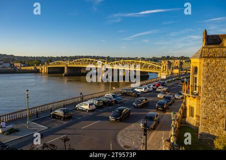 Die Treuhandbüros der Rochester Bridge auf der Esplanade Rochester Kent. Und die Rochester Road Brücke über den Medway Stockfoto