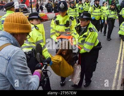 London, Großbritannien. November 2023. Just Stop Oil-Aktivisten werden von Metropolitan Police Polizisten innerhalb von Sekunden verhaftet, nachdem sie die Straße in Whitehall nahe Trafalgar Square betreten haben, während die Klimaschutzgruppe ihre Proteste gegen neue Lizenzen für fossile Brennstoffe fortsetzt. Quelle: Vuk Valcic/Alamy Live News Stockfoto