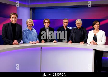 Journalist Markus Feldenkirchen der Spiegel, Journalistin Susanne Gaschke NZZ, Moderatorin Bettina Böttinger, Schauspieler Hannes Jaenicke, Politiker Gerhart Baum FDP und Moderatorin Sandra Maischberger in der ARD-Talkshow maischberger im WDR Studio Köln. Köln, 22.11.2023 NRW Deutschland *** Journalist Markus Feldenkirchen der Spiegel, Journalistin Susanne Gaschke NZZ, Moderatorin Bettina Böttinger, Schauspieler Hannes Jaenicke, Politiker Gerhart Baum FDP und Moderatorin Sandra Maischberger in der ARD Talkshow maischberger im WDR-Studio Köln Köln, 22 11 2023 NRW Deutschland Copyright: XChristophx Stockfoto