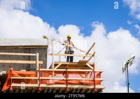 Edmonton, Kanada, 2. August 2019: Capenter baut Holzschutz auf der Baustelle Stockfoto