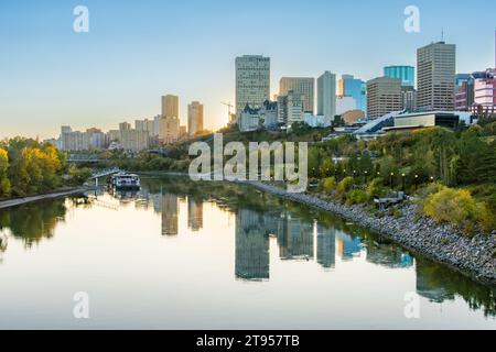 Edmonton, Kanada, 18. September 2023: Blick in die Innenstadt gegen Sonne in der Herbstsaison bei schwachem Sonnenlicht Stockfoto