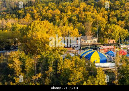 Edmonton, Kanada, 20. September 2023: Blick auf den Bahnhof im Fort Edmonton Park in der Herbstsaison mit überwiegend gelber Farbe Stockfoto