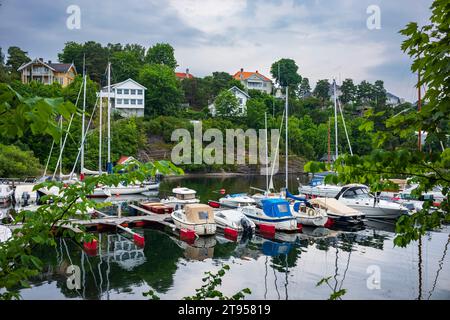 An einem bewölkten Tag liegt das Wasserfahrzeug am Ufer der Halbinsel Bygdøy am Inner Oslofjord in Oslo, Norwegen. Stockfoto