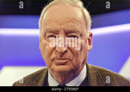 Maischberger aus Köln am 22. November 2023 zur Frage, ob die AfD verboten werden sollte. Im Bild Alexander Gauland Ehernvorsitzender der AfD. Das Foto wurde bei einer Maischberger-Sendung am 23. Januar 2019 aufgenommen. Die AfD-Landesverbände der Alternative für Deutschland AfD in Thüringen und Sachsen-Anhalt wurden vom Bundesamt für Verfassungsschutz als rechtsextremistisch eingestuft. Es stellt sich die Frage, ob die AfD insgesamt verboten werden muss. Köln Nordrhein-Westfalen Deutschland *** Maischberger aus Köln am 22. November 2023 zur Frage, ob die AfD verboten werden sollte I Stockfoto