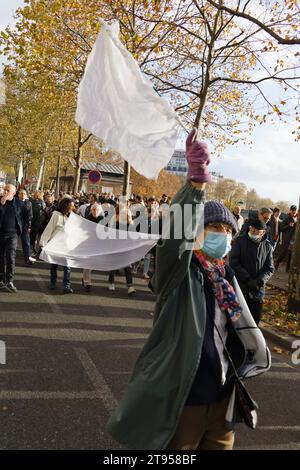 Paris, Frankreich. 19. November 2023, Mann, der ein weißes Zeichen hochhält während des stillen marsches für den Frieden im Nahen Osten auf Ruf von 600 Persönlichkeiten Stockfoto