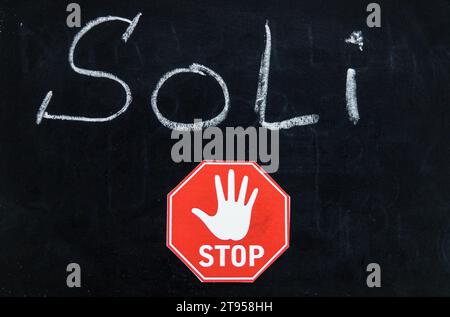Tafel mit dem Wort Soli und Stoppschild, Abschaffung des Solidaritätszuschlags in Deutschland Stockfoto