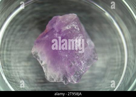 Amethyst im Glas Stockfoto