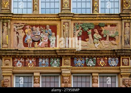 Brüstungen am Renaissance-Erker, Tempelhaus, gotisches Patrizierhaus, Deutschland, Niedersachsen, Hildesheim Stockfoto