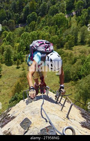 Kletterer auf einer steilen Felswände, Via Ferrata, Frankreich, Savoie, Maurienne, Saint-Colomban-les-Villards Stockfoto