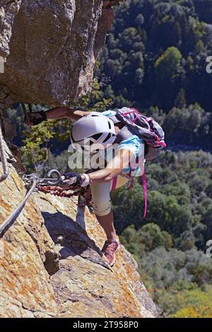 Kletterer auf einer steilen Felswände, Via Ferrata, Frankreich, Savoie, Maurienne, Saint-Colomban-les-Villards Stockfoto