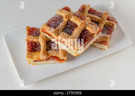 Argentinischer Quittenkuchen auf einem weißen Tablett. Stockfoto